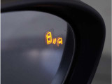 【ブラインドスポットモニタリング】走行中、ドアミラーの死角になりやすい箇所に後続車が接近するとサイドミラーのレンズに警告を表示。ドライバーに注意喚起をしてくれます。