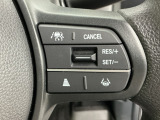 アクセルから足を離しても設定したスピードを保ち走行し、高速道路での疲労軽減に役立つクルーズコントロール付きです!