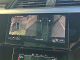 【 サラウンドビューカメラ 】車両の4つのカメラから得た映像を合成し、上空から眺めているような映像をモニターに映し出します。車両周辺の歩行者や障害物などの発見に役立ちます。