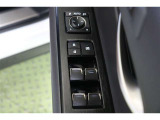 もちろん、全ての窓が運転席から操作できます。今やほぼ当たり前ですが、無いと不便なアイテムですね。ドアの施錠・解錠と連動してドアミラーが格納・復帰するオート電動格納機能も装備しています。