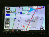 地図上に現在地を示すマークや道路、周辺の施設名が表示され、目的地までの位置関係を確認できます。縮尺表示もあり、街中で道順を確かめたいときに役立つナビ画面です。画面から周辺情報を把握できます。