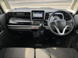 運転席まわりは視界が広く、メーターやナビを確認しやすい配置です。前席はゆったりと座れる空間が確保され、毎日の移動も過ごしやすく、同乗者との会話も楽しめます。