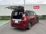 狭い場所でも開閉できるデュアルバックドア