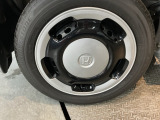 足元が整っていると、車全体がすっきりとした印象になります。丁寧に清掃を済ませており、気持ちよく乗り出せる状態です。まずは実車の雰囲気をご覧ください。