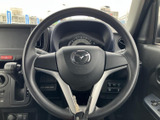 ステアリング上には複数のスイッチが配置され、運転姿勢を保ちながら手元で操作しやすい構成です。メーターとの位置関係も分かりやすく、日常の運転をサポートする装備です。