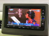 テレビ番組を画面で視聴でき、停車中の待ち時間も退屈せずに過ごせます。画面上で放送内容を確認しやすく、乗車中のひとときを便利に楽しめる装備として活用いただけます。