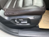 電動シート、運転者に合わせてシート位置を2個設定できます。
