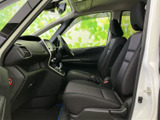 前席まわりは視界を確保しやすい配置で、運転席と助手席それぞれに落ち着いて座れる空間です。シートの色味は内装と調和し、足元にもゆとりがあるため、乗り降りの多い日常でも使いやすく感じられます。
