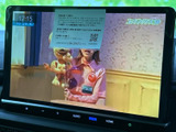 テレビ番組を画面で視聴でき、停車中の待ち時間も車内で過ごしやすくなります。見やすい位置に画面が配置され、操作部も近くにまとまっているため、停車時に手軽に利用できます。