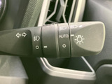 レバーには操作を示す表示がまとめられ、目で見て確認しやすい仕様です。運転中も手元で扱いやすく、日常の走行時に必要な操作をスムーズに行えます。