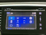 FM・AMのほか、USBやiPod、Bluetoothなど選択できる音源が画面に並びます。使いたい接続方法を一覧から確認でき、日常の音楽再生を切り替えやすい構成です。