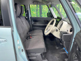 運転席まわりには十分なスペースがあり、大柄な方でもゆったり運転していただける環境です。