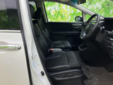 運転席と助手席のシートが並び、乗り込んだ際にゆったりと過ごせる空間です。前方を見渡しやすい視界と落ち着いた色合いの内装で、日々の移動も快適にお使いいただけます。