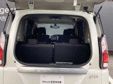 バックドアの真ん中から開けることが可能です。後ろが狭くても荷物を収納したり出したりすることも簡単に出来ます。