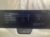 ドライバーモニタリングは、運転者の疲労や眠気を検知し、休憩を促すシステムです。カメラで顔の各部位の変化を検出し、疲労や眠気を推定してディスプレイの表示および警報チャイムで休憩を促します。