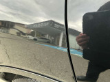 右リアフェンダーにキズがございます。