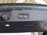 リアゲートにはパワーテールゲートのスイッチがあります ワンタッチで開閉可能なため、手に荷物を抱えているときでも安心です