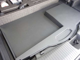 フロアの下にも荷物などを収納できるサブトランクも備えています。荷室内で散らかりがちな荷物を整理整頓なんてのもイイですね♪