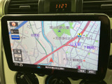 地図情報が画面いっぱいに表示され、周辺の道路や施設を確認しやすい仕様です。目的地までのルート確認にも活用でき、初めて訪れる場所へのお出かけをサポートします。