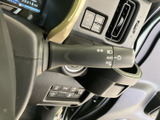 ステアリング脇に配置され、運転姿勢から手を伸ばしやすいレバーです。表示を確認しながら扱えるため、天候や周囲の状況に応じた操作をしやすく、日々の運転を支えてくれます。