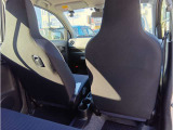 助手席の後ろに荷物掛けフックがあります。