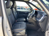 ゆとりを感じる運転席まわりで、前方や左右の視界を確保しやすいレイアウトです。座席は身体を預けやすく、乗り降りの際も使いやすい空間になっています。