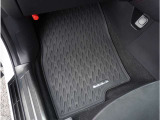 【フロアマット】フロアマットもキレイな状態となっております。ご納車前にも徹底的に洗浄・掃除した後ご納車させていただきます。お近くの島根マツダまでお越しください。
