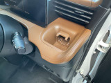 運転席の手の届きやすい位置にドリンクホルダーがある為、とても便利です!