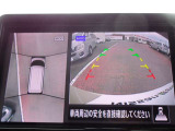 クルマを真上から見下ろしているかのような映像によって、車庫入れや縦列駐車などの駐車時に、自車と駐車位置の関係をひと目で確認でき、スムースな駐車をサポートします。