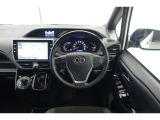 スポーティームード溢れる運転席周りですね。 クイックなドライビングに対応できるよな運転席回りになっています。 ドライブがますます楽しくなりますね!