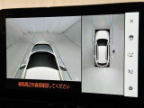 パノラミックビューモニターを装備。駐車場や交差点でクルマを真上から見るように周囲を確認できます。機能の詳細は販売店スタッフまでおたずねください。