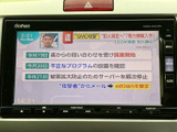 テレビ番組を表示できる画面を備え、停車中の待ち時間にニュースや番組を視聴できます。画面上で内容を確認しながら過ごせるため、休憩時などにも活用いただけます。