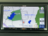 地図を画面上で確認でき、現在地や周辺の道路を把握する際に役立ちます。縮尺表示も備わり、行き先の確認や慣れない場所へのお出かけをサポートします。