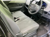 前席は座面と背もたれにゆとりが感じられ、運転席からの視界も開けています。明るい色合いのシートと足元の広がりが、毎日の移動を心地よく支えてくれます。