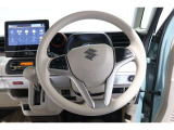 運転中もハンドルでの操作が可能です。特に高速道路等の目が離せない運転時には、便利さだけでなく、安全性も兼ね備えております。