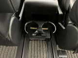 便利なカップホルダーを装備しています。缶ジュースを開けて運転していると振動で倒れないかヒヤヒヤ、意外と置き場に困るもの。 意外に重要な装備ですね。