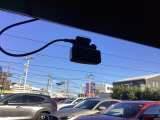 リア側ドライブレコーダー。運転中の映像・音声などを記録して、交通事故やトラブルが起きた時の正確な状況把握に役立つドライブレコーダーが装着されています。