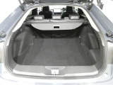 広く開口部の大きいラッゲージルームは、荷物の出し入れも楽です。トノカバーがあるのでプライバシーも守られますね。
