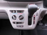 運転のしやすいインパネシフトです。運転席の足元も広くとても快適ですよ。