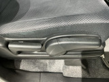 シートハイトアジャスターが付いているので運転姿勢を調整するのに便利ですね。身長に合ったシートポジションは安全運転や疲労軽減にもつながります。