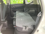 後席を倒すと背もたれが前方へたたまれ、荷室側まで広く使える形になります。座席を起こせば後席として利用でき、乗員数や荷物に合わせて空間を切り替えられるのが便利です。