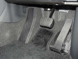 運転席アクセル・ブレーキペダル