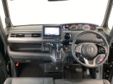 【前方視界】開放的な前方視界!運転がしやすく疲れにくいです♪窓が大きく、見通しがとっても良いおクルマですよ♪