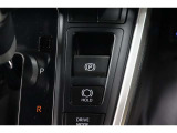 電動パーキングブレーキを搭載。スイッチ操作でパーキングブレーキを作動・解除することが可能ですので、操作の力が不要ですよ♪