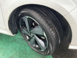 タイヤサイズは205/50R17 純正アルミホイールが足元をかっこよく引き締めます