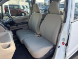 助手席と運転席はゆったりと座れるベンチシートタイプになっています。