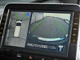 アラウンドモニター搭載で、運転席にいながら、クルマの前後左右の状況を確認可能です