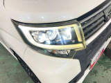 白く明るい光で夜間走行をサポートするLEDヘッドランプを搭載