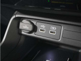 ◆USBチャージャー、12Vの電源ソケット◆使いやすい場所に装備されています。