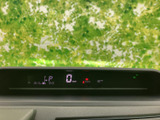 表示が横一列にまとまり、運転中に必要な情報を確認しやすい配置です。デジタル表示で視認性にも配慮され、前方から目を大きくそらさずに確認できます。日々の運転を支える装備です。